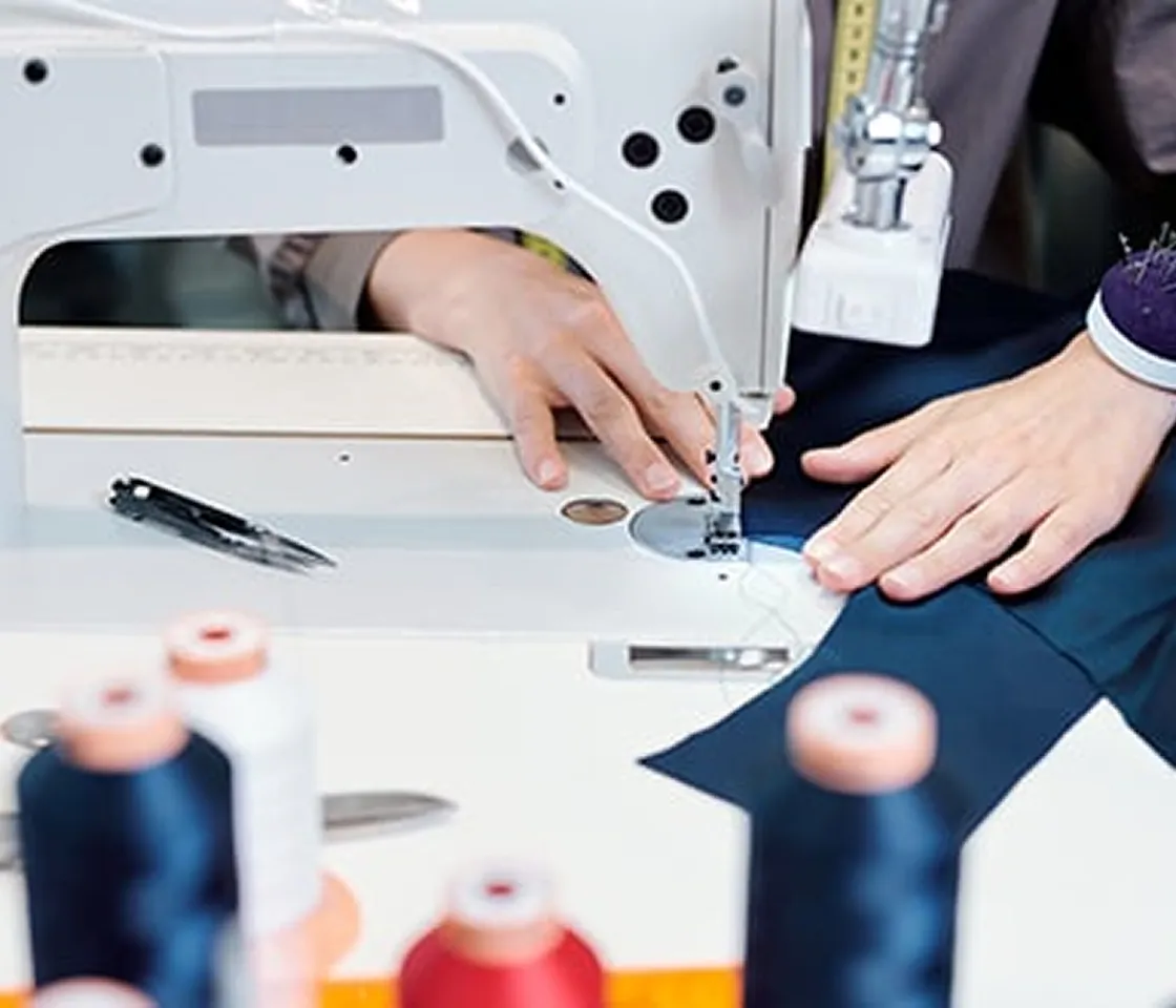 服飾・アパレル資材のことなら、岩佐株式会社にお任せください。企画から試作、本生産まで、ワンストップで対応いたします。